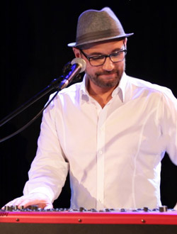 Dirk in Dortmund an den Keyboards, Piano und Synthesizer
