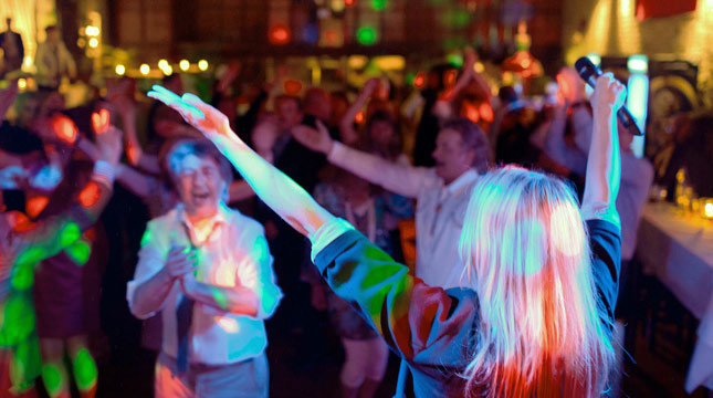 Wie kann ich mich mit einem Typen auf einer Party anstecken?