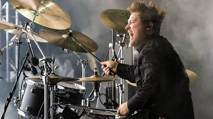 Schlagzeuger Patrick live on stage - Bühnenfoto