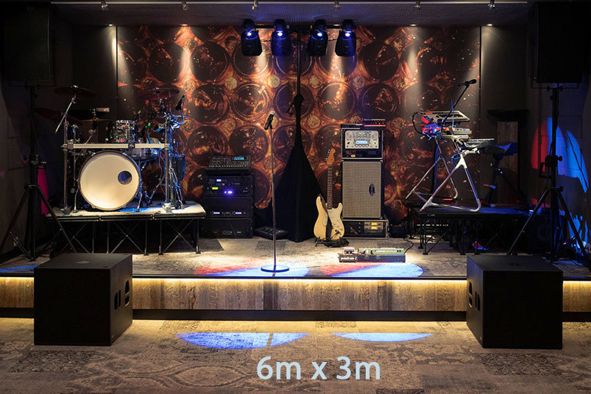 Kompakter Bühnenaufbau unserer Partyband auf 6x3m.