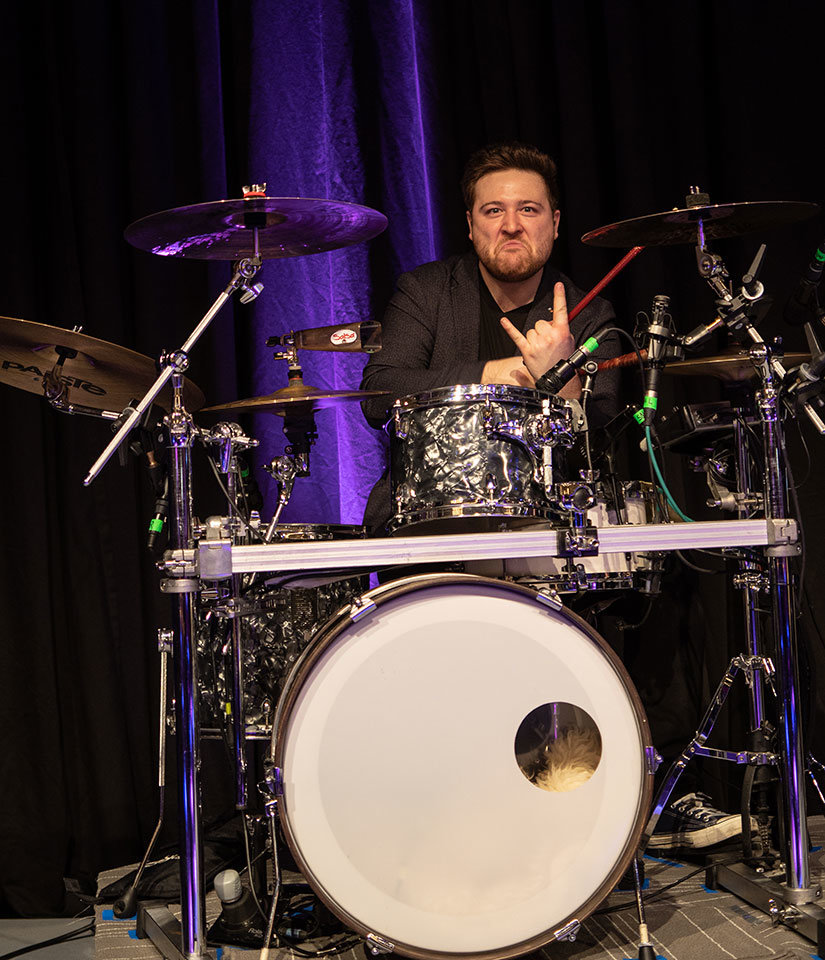 Der Schlagzeuger der Messe Band, Patrick.