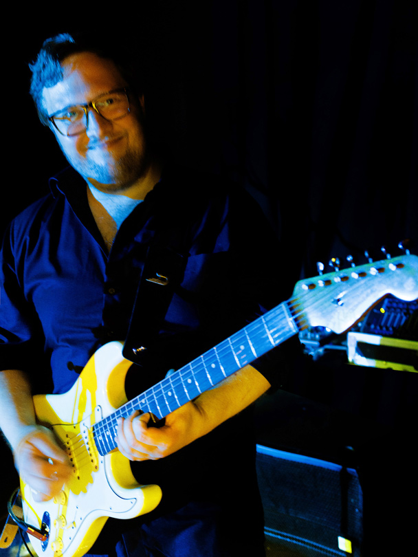 Julian Cassel an der Gitarre, Foto aus dem Jahr 2022.