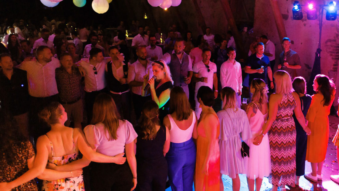 Gäste bei Hochzeit richtig Animieren. Live Party Band Animation.