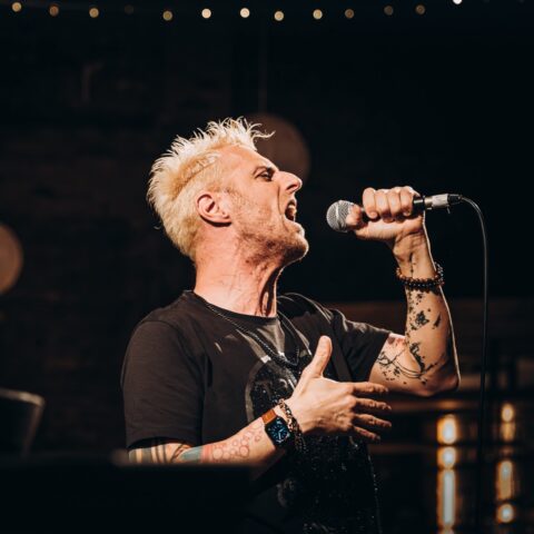 Partyband Sänger Muri auf der Bühne mit der Liveband Lecker Nudelsalt